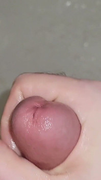 Obejrzyj mój peehole jak siusiu i siusiu z siusiu mieszany w mojej spermie!