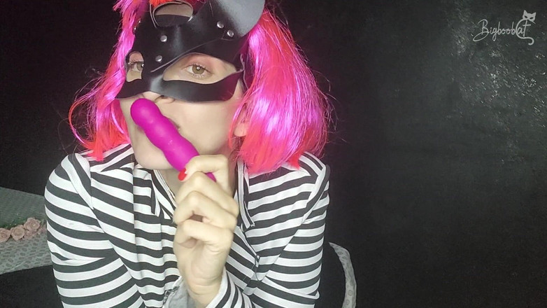 Big boob cat: Bonjour, je suis la chatte de tes rêves. Tu veux...