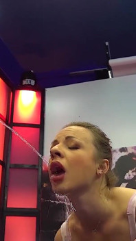 Lilit Sweet ağzına idrar alıyor