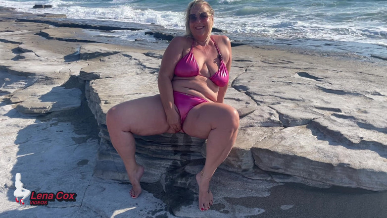 Lena Cox: Bikini Nympho Masturbeert Op Het Strand - Risicovolle Spuitende Orgasmes