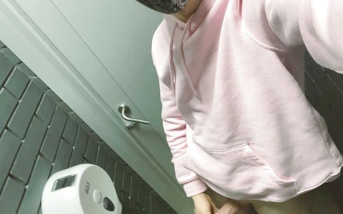 Pinkmich: Мастурбация в туалете