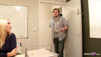 Full porn collection: Sarışın genç sekreter Victoria Summers öğle tatilinde iş arkadaşları tarafından sikiliyor