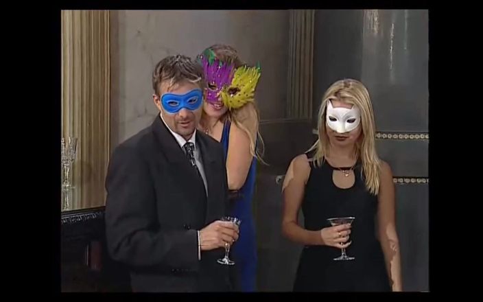 Bisco Birchwood Productions: Pesta seks pakai masker!