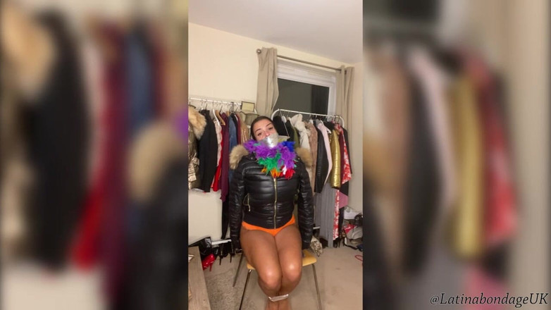 Latina Fetish: Latina in Fur &amp; Parkas (część 2) (mniejszy rozmiar)