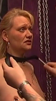 Matură sexy blondă tatuată se supune unui armăsar dominant