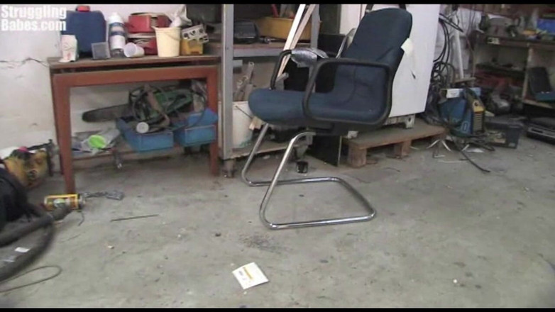 Submissed: Dziewczyna przywiązana do krzesła