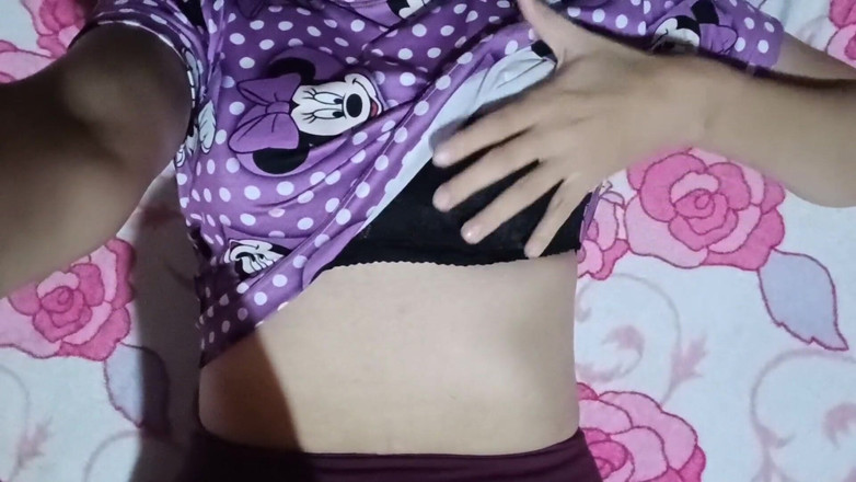 Yuli and tony: Bogaty kobiecy orgazm z moją nową piżamą. Jestem bardzo napalona...