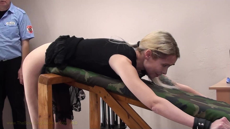 The Spanking Machine: Sissi 8 výprask - bičování zadku