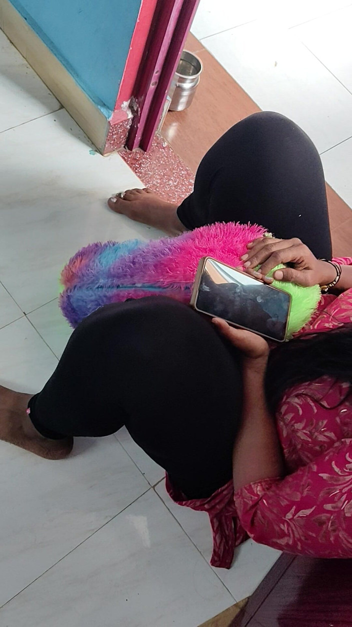 Tamil lesbian: Ateşli konuşma ve elbise giyme