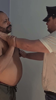 곰 경찰 조사: 헤비터 박스와 관능적 인 심문