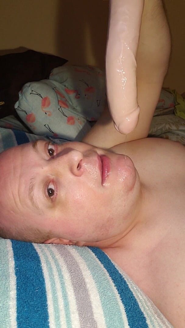Charlieboy69: Hala gırtlağına kadar büyük dildo