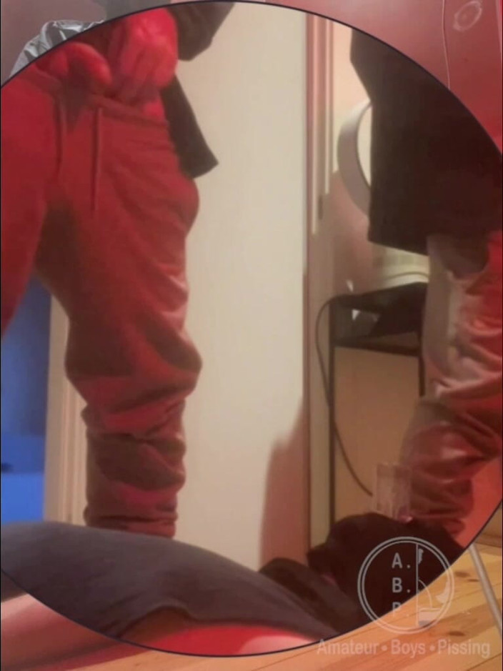 AmateurBoysPissing: Amateur-junge pisst in ein glas in den mund seines freundes
