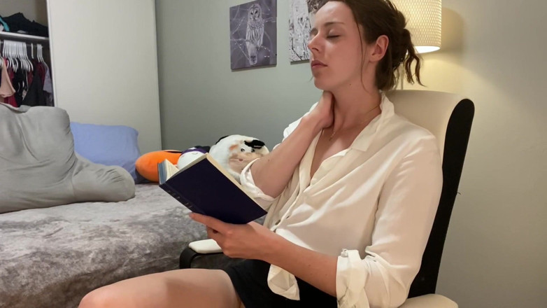 Nadia Foxx: Seksowna brunetka czyta gorącą powieść romantyczną i wysiada do niej