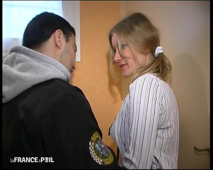 French Family Secrets: Çoraplı seksi genç öğrenci sarışın sert çifte sikiliyor