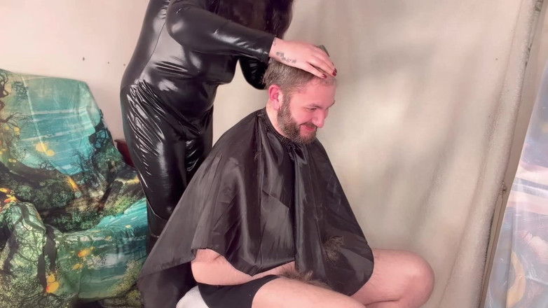 MissFFW: ミス・フッフェルが不当報酬としてFacebookの髪を剃る