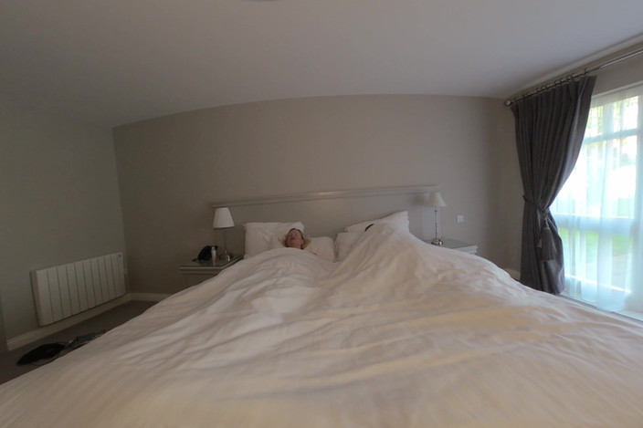 BlondeHexe VR: Taboo - Only One Bed for the Stepsiblings