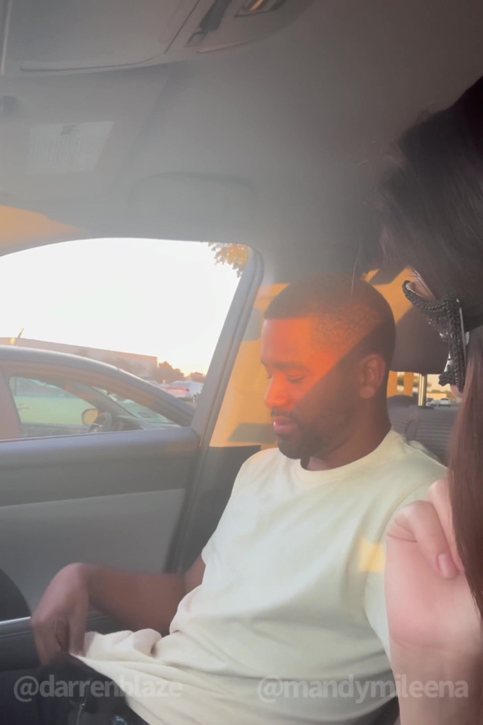 Darrenblazeent: Wanita gila ini nyepong kontolku di dalam mobilku, jadi aku...