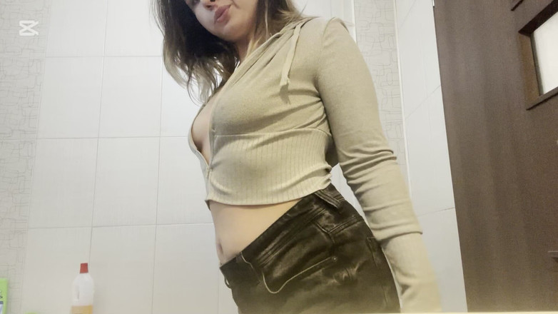 NipsAndStrips: 내 젖탱이가 있는 화장실에서의 화장실