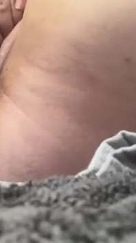 Ich masturbiere in einem Schulmädchenkostüm mit einem Spritzer