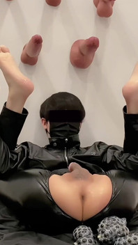 Twink chơi nhiều đồ chơi dương vật khổng lồ và đẻ trứng