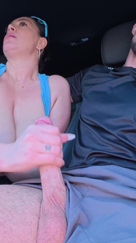 Klara menjadi miang di dalam kereta dan mahu menyentuh kote hitam besar saya!