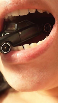Piccola auto enorme divertimento la gigantessa diventa cattiva con il suo nuovo giocattolo