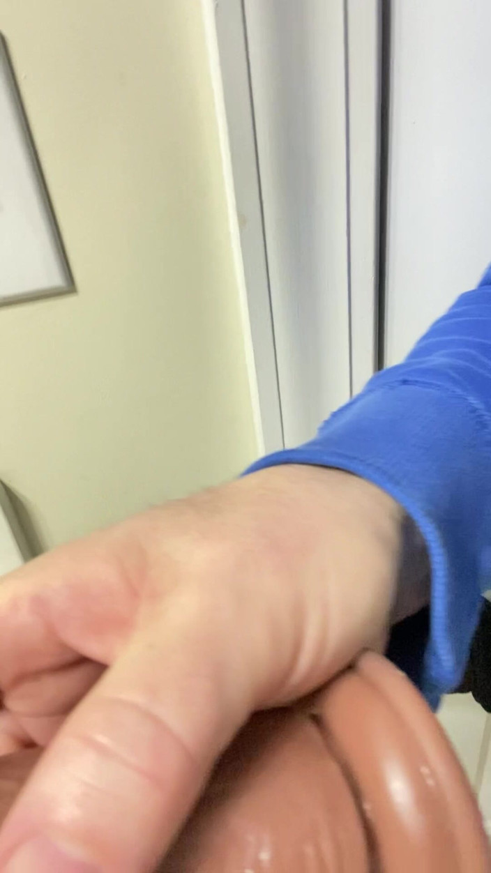 MadisonCD2025: Crossdresser čistí dildo, právě byla ošukaná a hraje si s nohama...