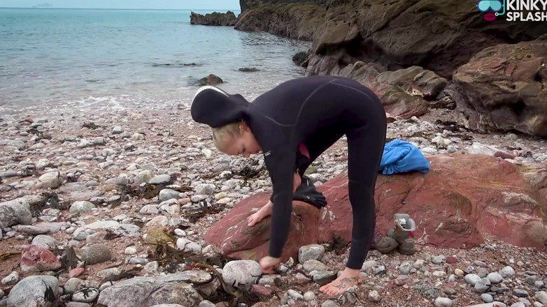UKCuteGirl Lucy Lauren: Thick 8mm Wetsuit Struggle &amp; Sea Splash