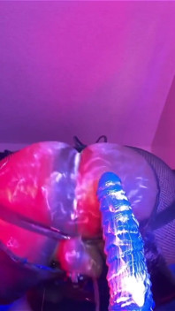 Fantasi mesum cewek ini lagi asik muasin lubangku pakai dildo favoritnya