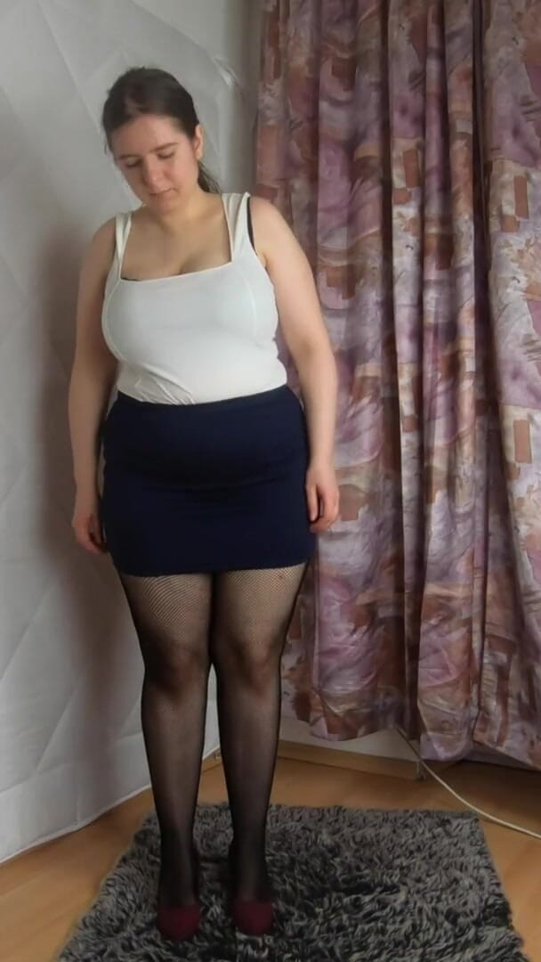 Lingerie Review: Mini-jupe talons et bas résille non censurés