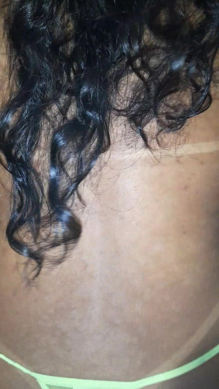 Jr and denies: 沙发上的热辣黑发女郎