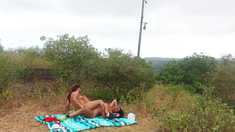 Lady: Che fantastico sesso lesbico in campagna tra una matrigna tettona...