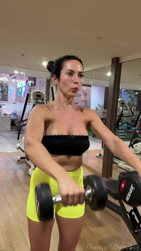 Horny Fitness Babe: Close-up Ass Workout