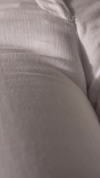 MILFka v bílých džínách předvádí své velké stydké pysky