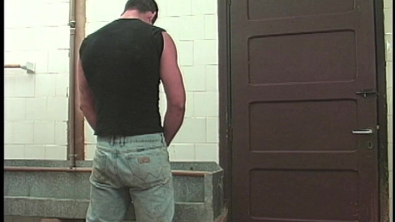 Young straight boy masturbation: Chico heterosexual bajo la ducha en el deporte