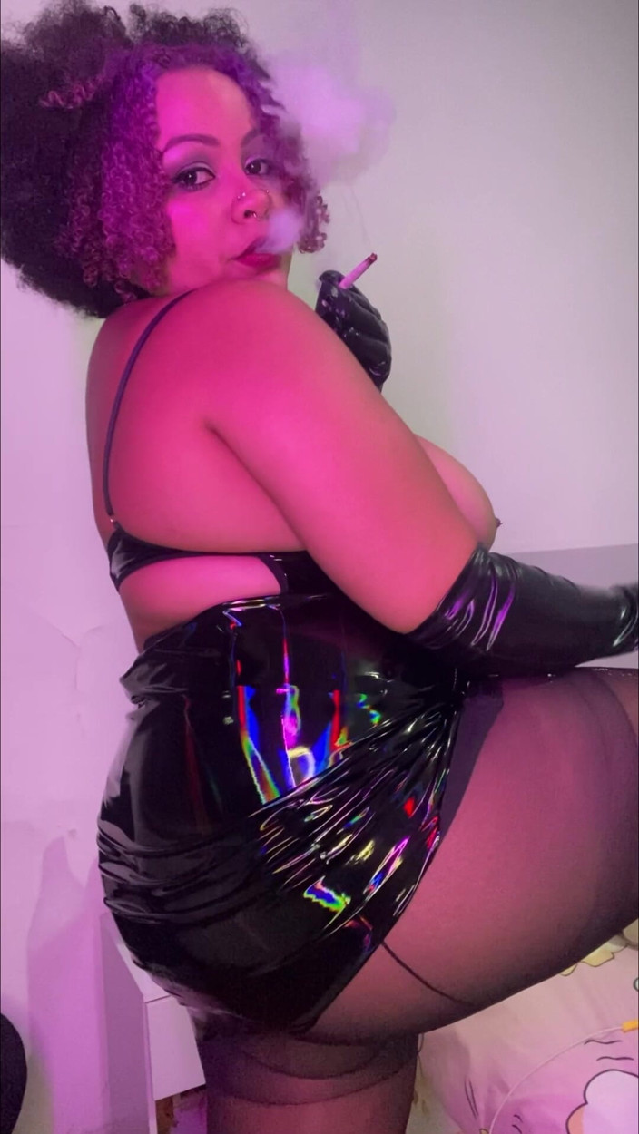 Cutiepiie Chubby: İri güzel kadın sigara içme lateks ve külotlu çorap fetişi