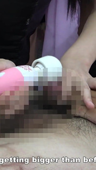 Kadın patron çalışanını travesti yapıyor, elektrikli vibratörle sikini uyarıyor ve onu azdırıyor ve inkar ediyor