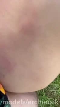 O insolente entrou nas minhas calças e masturbava meu pau e me fodeu no carro na estrada. um cruzeiro duro de uma Femboy