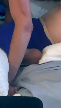 Närbild av doggy från sidan med undergiven blondin