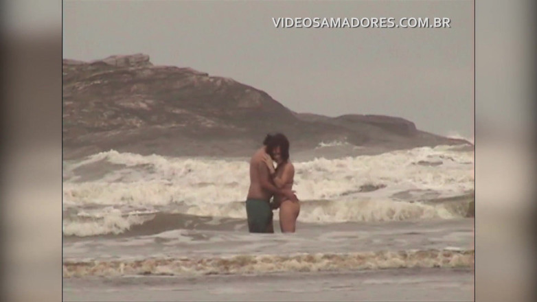 Amateurs videos: Shameless couple has sex in the shallow sea