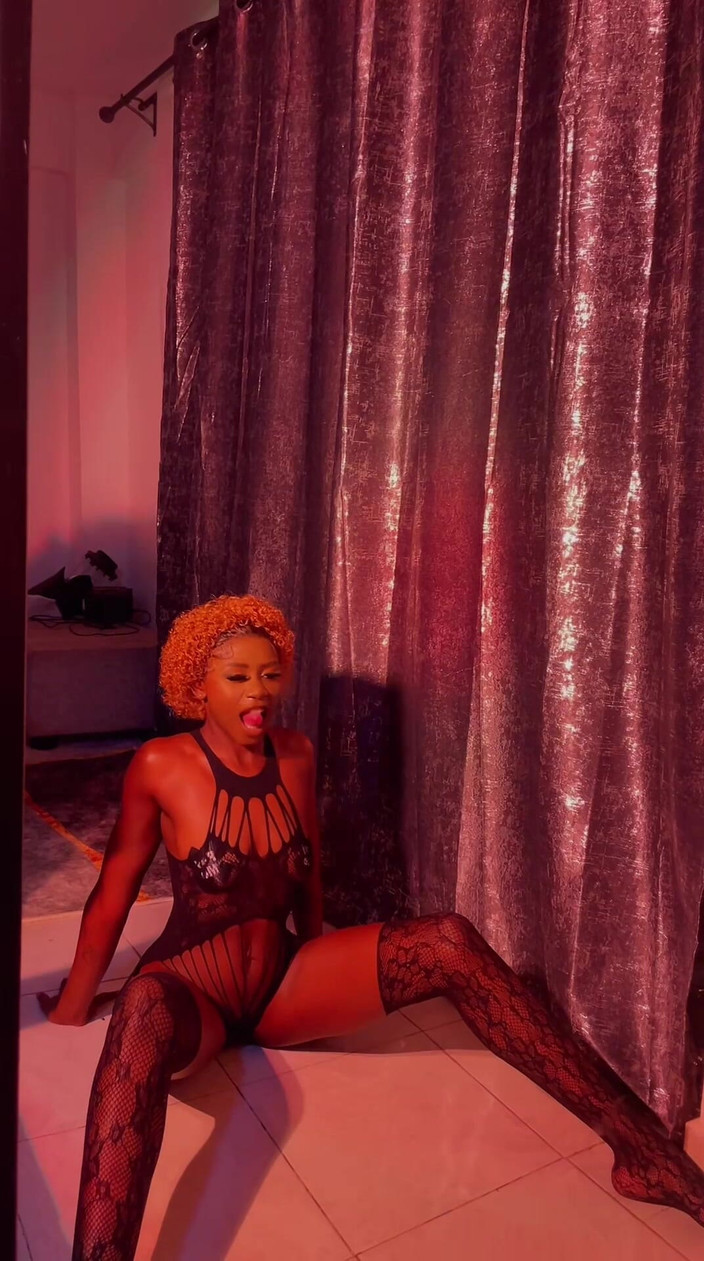 Chickysue: Dans sexy cu lenjerie