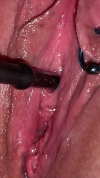 Poesje kloppend van een orgasme met stimulatie van mijn plasbuis