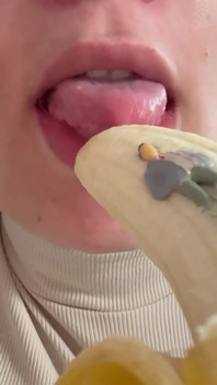 巨人の継母がバナナを食べているが、見る