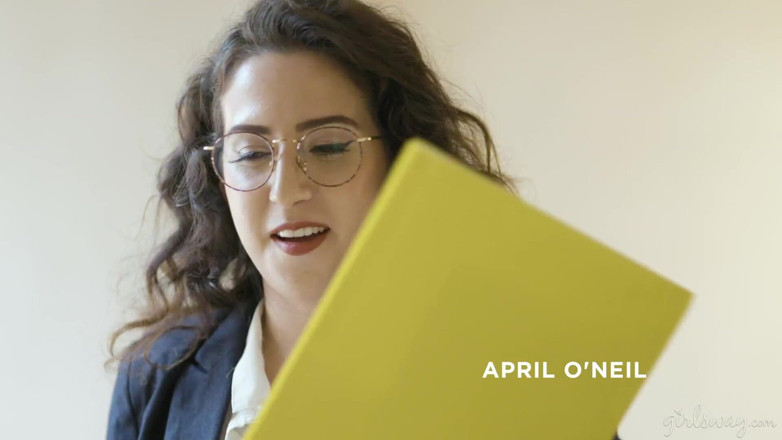 Girlsway: Girlsway - शर्मिंदा रिपोर्टर april o'neil इंटरव्यू के दौरान नग्न sinn Sage को घूरने की कोशिश नहीं करती