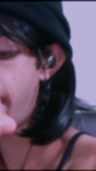 Goth Tranny Suckslut Ombunny uwielbia gardło kutas tak bardzo jej oczy walić się