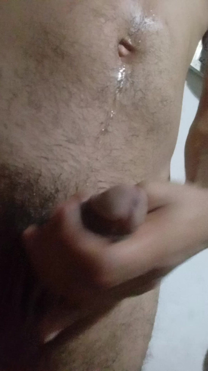 Cute boy jerks off: Hombre Salio Del Baño Para Aserse La Paja En Su...