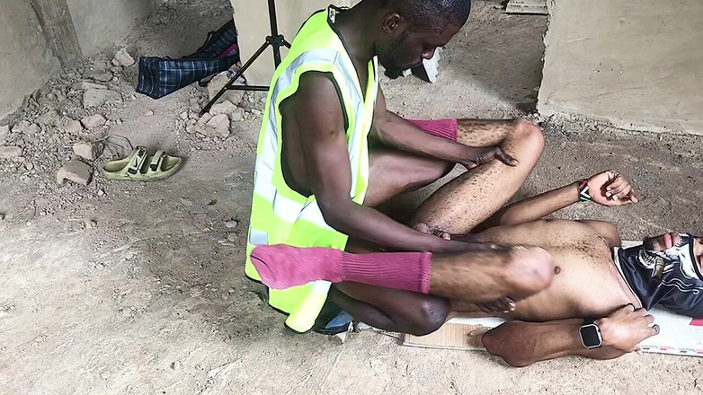 Sexydaddy: 来自喀麦隆非洲的农村男孩被旅游摄影师拍摄，为什么在一个未完成的房子里做爱