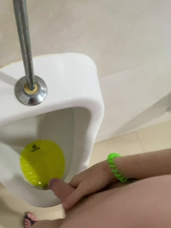 AmateurBoysPissing: A îndrăznit să se pișe complet goală în toaletele publice pisoare