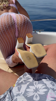 Labă cu pantofi în aer liber și masturbare cu picioarele pe o barcă cu unghii lungi - Ocean Vibes și spermă pe picioare