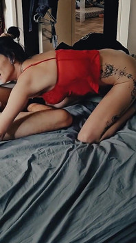 蓝头发，大态度 - 你梦中的熟女幻想